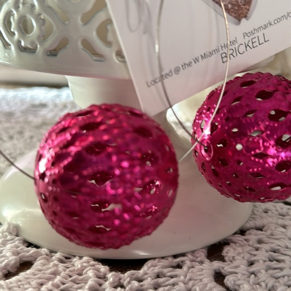 ★CALLIE LIVES METALLIC DECOR GLOBE EARRINGS★ - Picture 5 of 11